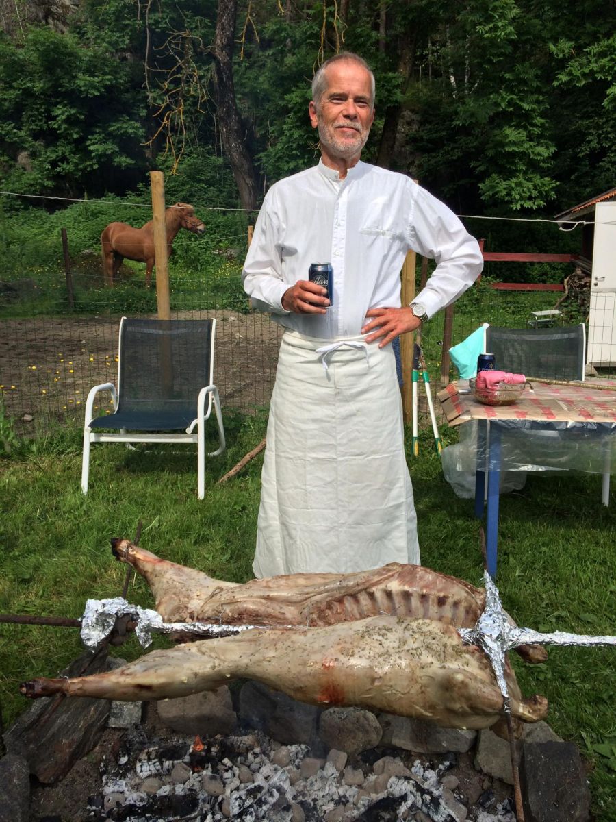 Vi begyndte med sommerfester på Smedbakken i Oslo omkring 1990. Nu vil de unge have en reprise og Henrik skal som altid grille lammet